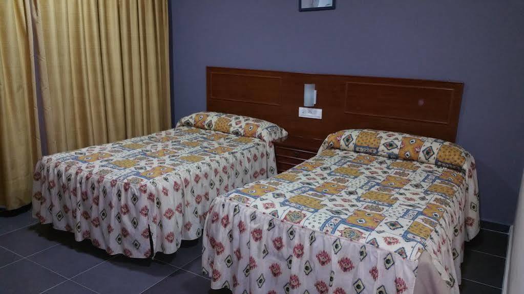 Hostal Restaurante El Lirio Bollullos Par del Condado Exteriör bild