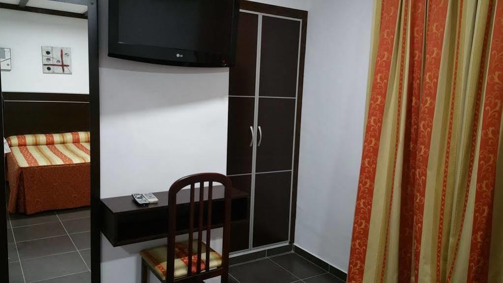 Hostal Restaurante El Lirio Bollullos Par del Condado Exteriör bild