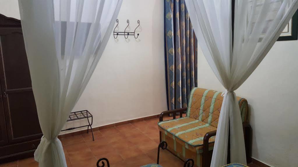 Hostal Restaurante El Lirio Bollullos Par del Condado Exteriör bild