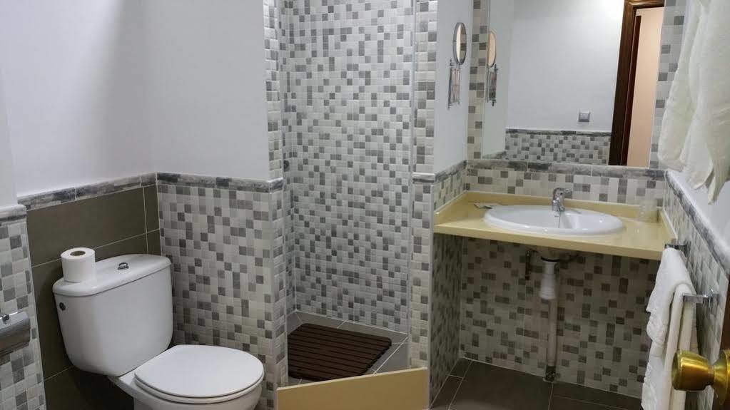 Hostal Restaurante El Lirio Bollullos Par del Condado Exteriör bild