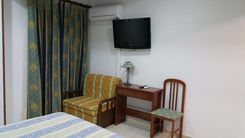 Hostal Restaurante El Lirio Bollullos Par del Condado Exteriör bild